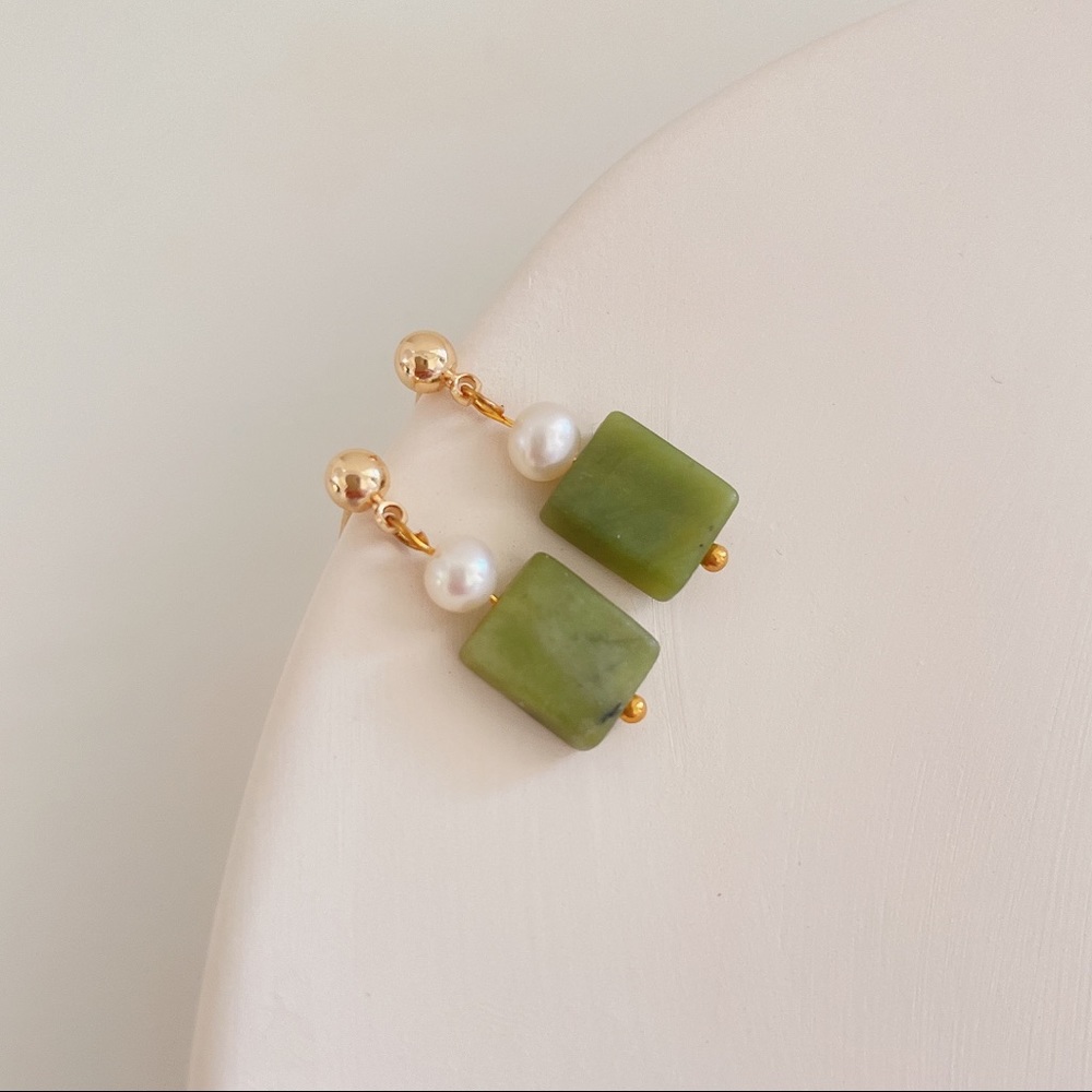 Olive green jade pearl mini dangle earring - Picture 3 of 5